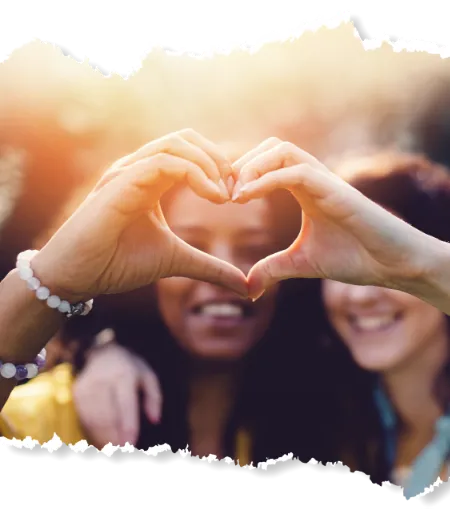 Image représentant deux personnes faisant un geste de générosité et d'amour avec les mains